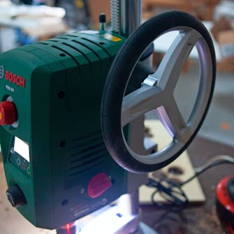 Pelarborrmaskin test: Höjden på borret justeras genom att höja och sänka maskinen i stället för plattformen Pelarborrmaskin test: Höjden på borret justeras genom att höja och sänka maskinen i stället för plattformen